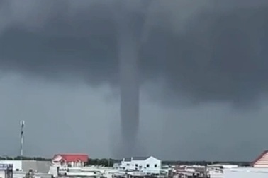 Vòi rồng xuất hiện trên biển Cà Mau