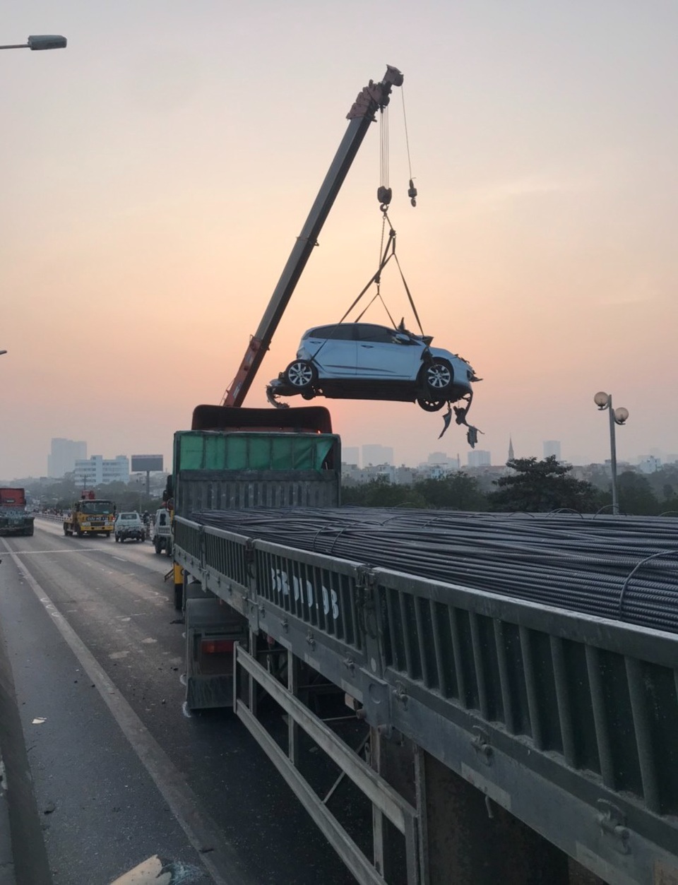 Hà Nội: 5 ô tô tông liên hoàn trên cầu Thanh Trì, đường tắc hơn 10km - 6 Hà Nội: 5 ô tô tông liên hoàn trên cầu Thanh Trì, đường tắc hơn 10km - 6