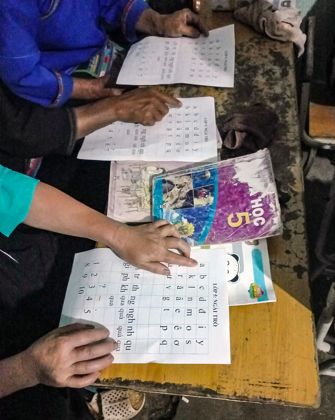Lớp học xóa mù chữ ở nơi địa đầu Tổ quốc - 1