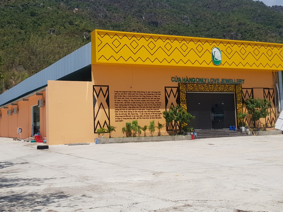 Loạt showroom đón khách Trung Quốc xây trái phép vẫn chưa bị tháo dỡ - 6 Loạt showroom đón khách Trung Quốc xây trái phép vẫn chưa bị tháo dỡ - 6