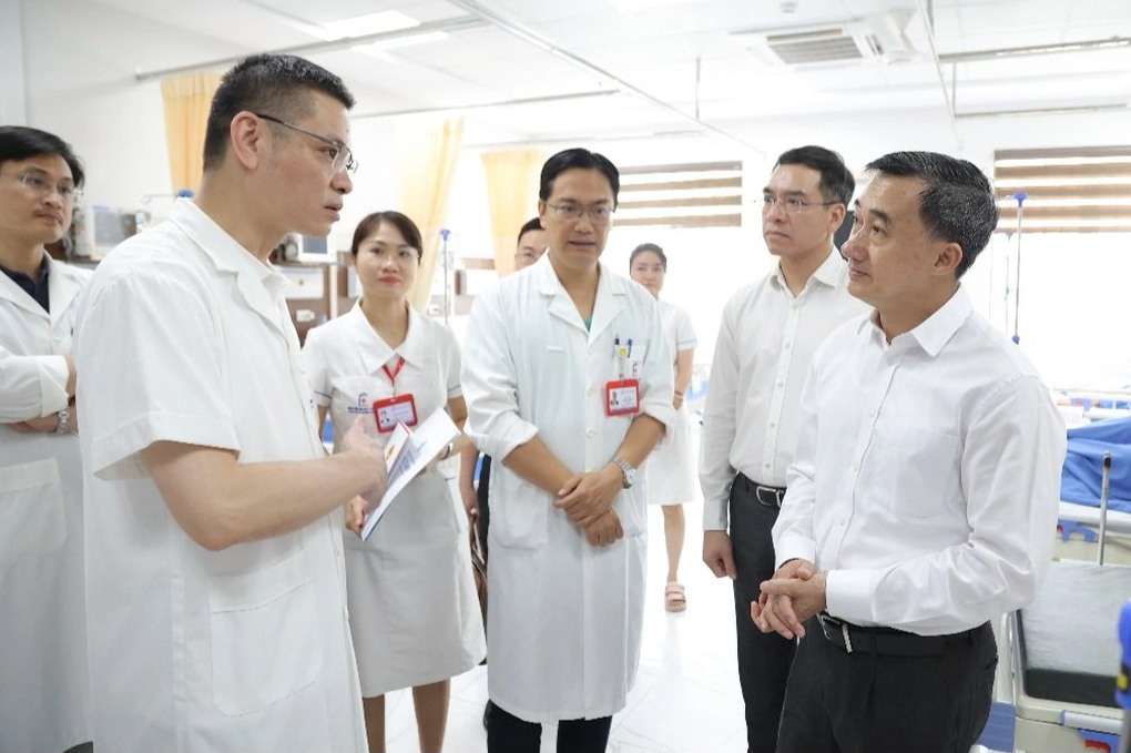 Nữ bác sĩ bị tấm kính quán cà phê đâm vào người hiện ra sao? - 1 Nữ bác sĩ bị tấm kính quán cà phê đâm vào người hiện ra sao? - 1