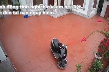 Em bé suýt gặp tai nạn nguy hiểm vì sự bất cẩn của người lớn