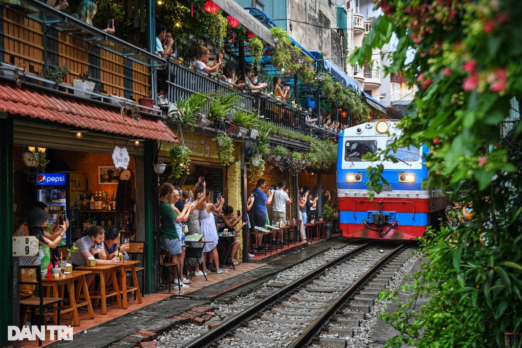 Nữ du khách lao ra đường ray khi tàu hỏa đến ở phố cà phê đường tàu Hà Nội - 2 Nữ du khách lao ra đường ray khi tàu hỏa đến ở phố cà phê đường tàu Hà Nội - 2