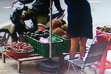 Phẫn nộ nam thanh niên bày trò để lấy cắp trái sầu riêng