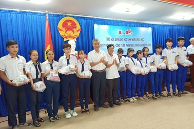 Bạc Liêu: Trao nhiều suất học bổng, xe đạp cho học sinh nghèo hiếu học
