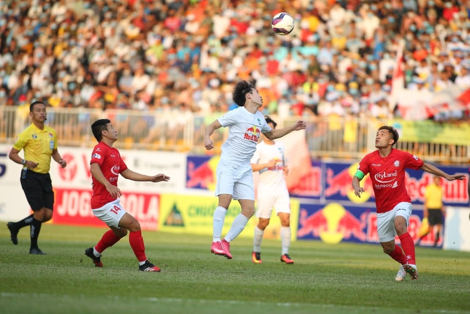 HA Gia Lai 3-0 TPHCM: Lee Nguyễn mờ nhạt, Công Phượng tiếp tục rực rỡ - 17 HA Gia Lai 3-0 TPHCM: Lee Nguyễn mờ nhạt, Công Phượng tiếp tục rực rỡ - 17