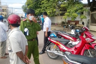 Người đàn ông nằm chết bất thường trước cổng bệnh viện