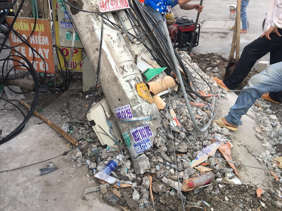 Hàng trăm hộ dân ở TP Thủ Đức mất điện sau tiếng nổ lớn - 3 Hàng trăm hộ dân ở TP Thủ Đức mất điện sau tiếng nổ lớn - 3