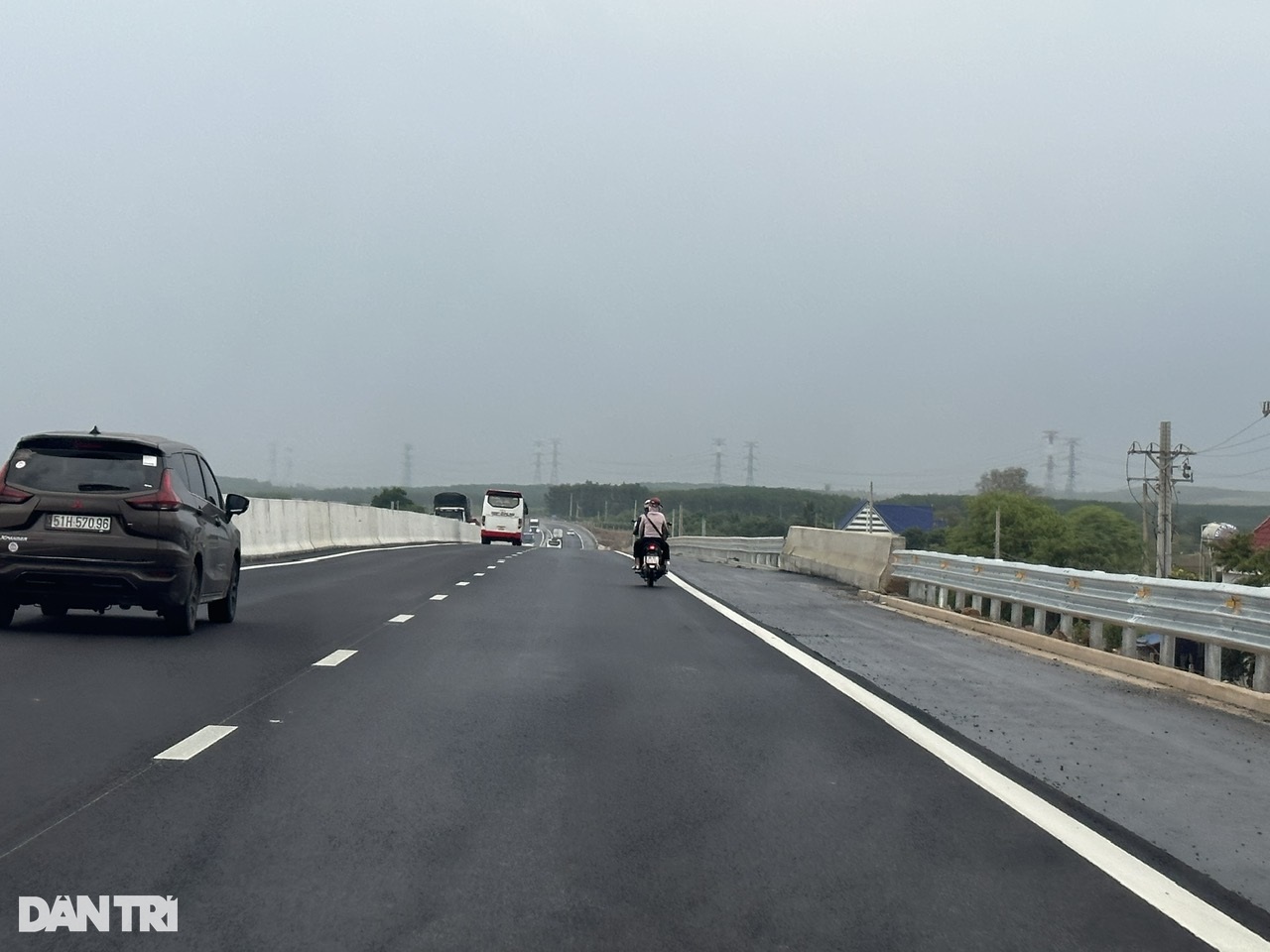 Bất cập, hiểm nguy trên cao tốc 5 không - 2 Bất cập, hiểm nguy trên cao tốc 5 không - 2