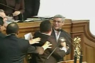 Choảng nhau dữ dội trong quốc hội Venezuela