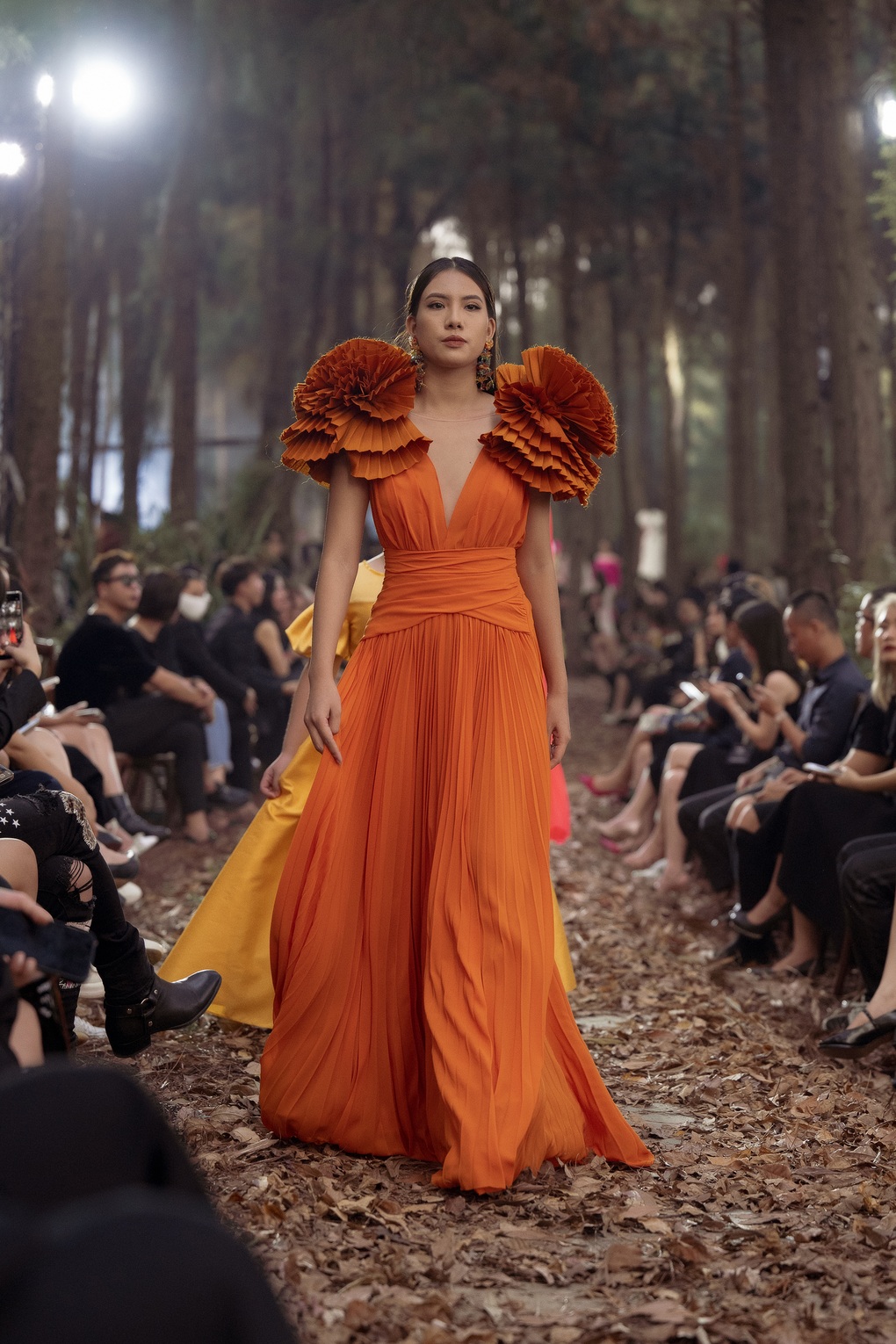 Thanh Hằng xứng danh chị đại với phong thái đỉnh cao khi catwalk trong rừng - 14 Thanh Hằng xứng danh chị đại với phong thái đỉnh cao khi catwalk trong rừng - 14