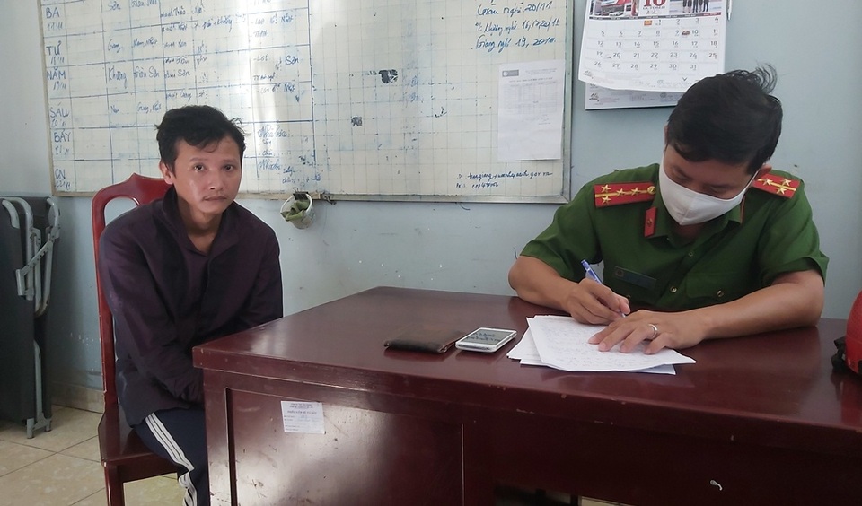 Nữ giáo viên bị cướp giật giỏ xách trên đường tới trường dự lễ 20/11 - 1 Nữ giáo viên bị cướp giật giỏ xách trên đường tới trường dự lễ 20/11 - 1