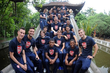 Những hình ảnh khó quên của Arsenal tại Việt Nam