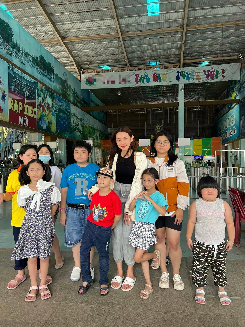 Hình ảnh Hoa hậu Thùy Tiên mặc giản dị, đưa 15 con nuôi đi chơi gây chú ý - 1 Hình ảnh Hoa hậu Thùy Tiên mặc giản dị, đưa 15 con nuôi đi chơi gây chú ý - 1