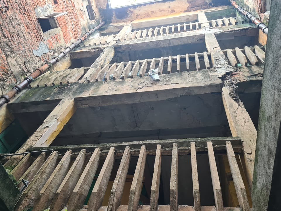 Khẩn cấp di dời các hộ dân sống trong chung cư cũ nát, tiềm ẩn nguy hiểm - 1 Khẩn cấp di dời các hộ dân sống trong chung cư cũ nát, tiềm ẩn nguy hiểm - 1
