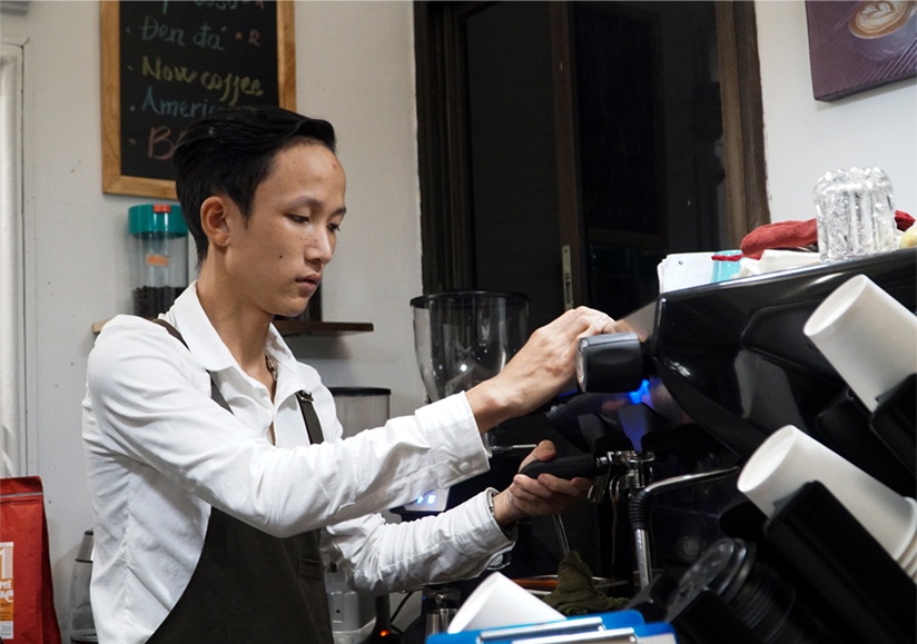 Em bé đánh giày chờ chết trên hè phố: Có thể… con đã giỗ được 11 lần - 6 Em bé đánh giày chờ chết trên hè phố: Có thể… con đã giỗ được 11 lần - 6
