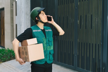 Mô hình giao nhận hàng hóa qua tủ khóa thông minh ONEBOX gỡ khó cho shipper