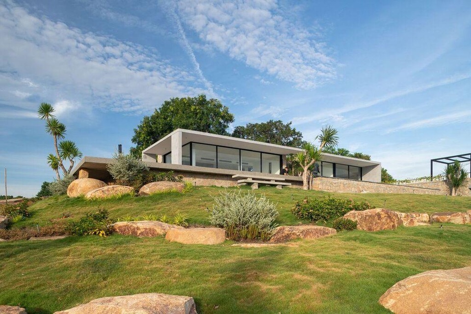 Chán nhà phố, cặp vợ chồng Khánh Hòa xây biệt thự ở ẩn ven biển tuyệt đẹp - 2