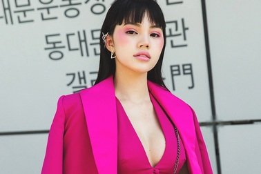 Nàng Hậu “Hội con nhà giàu” khoe ngực đầy ngày mở màn Seoul Fashion Week