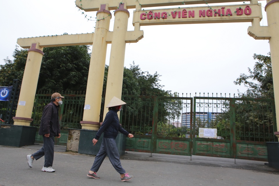 Hà Nội: Hàng loạt công viên đóng cửa, người dân vượt rào vào tập thể dục - 11 Hà Nội: Hàng loạt công viên đóng cửa, người dân vượt rào vào tập thể dục - 11