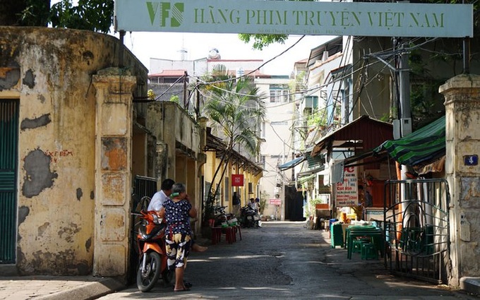 Trụ sở Hãng phim truyện Việt Nam (số 4 Thụy Khuê, Hà Nội) đang bị hoang tàn, đổ nát.