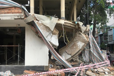 Sập công trình đang tháo dỡ, 2 người nguy kịch