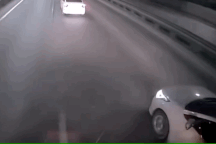 Ô tô con bị xe tải ủn văng như bao diêm trên đường cao tốc