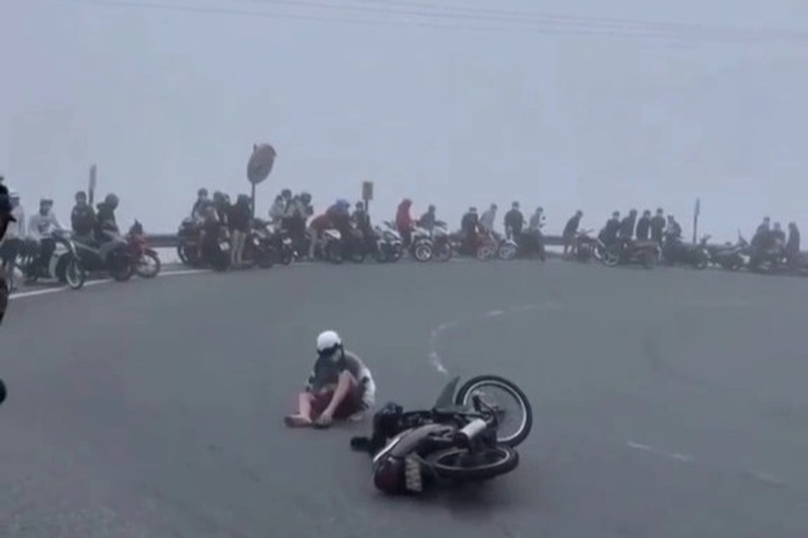 Nhiều thanh niên diễn bốc đầu xe máy trên đèo Hải Vân, tự gây tai nạn - 2 Nhiều thanh niên diễn bốc đầu xe máy trên đèo Hải Vân, tự gây tai nạn - 2