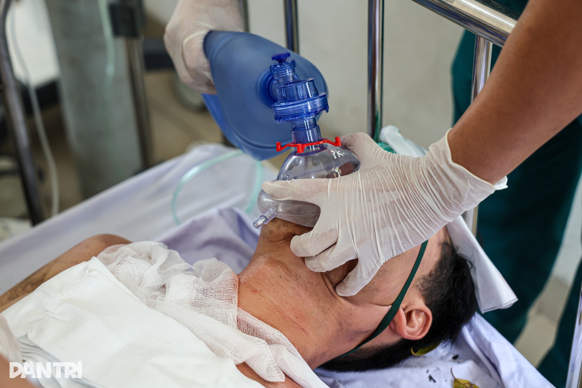 Bác sĩ bệnh viện dã chiến Việt Nam diễn tập cấp cứu nạn nhân đạp mìn - 4