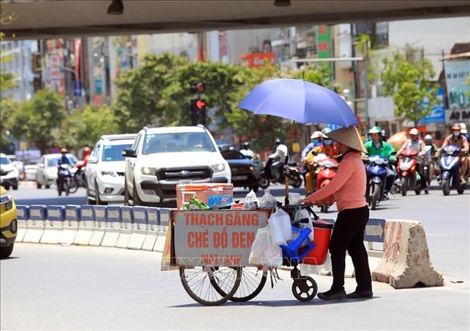 Hà Nội: Người dân mưu sinh dưới cái nắng gay gắt - Ảnh 3.