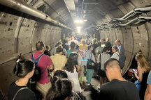 Trải nghiệm như phim thảm họa của hành khách kẹt trong đường hầm xuyên biển