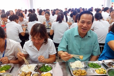 Bộ trưởng Lao động dự bữa cơm trưa giá 15.000 đồng với công nhân may