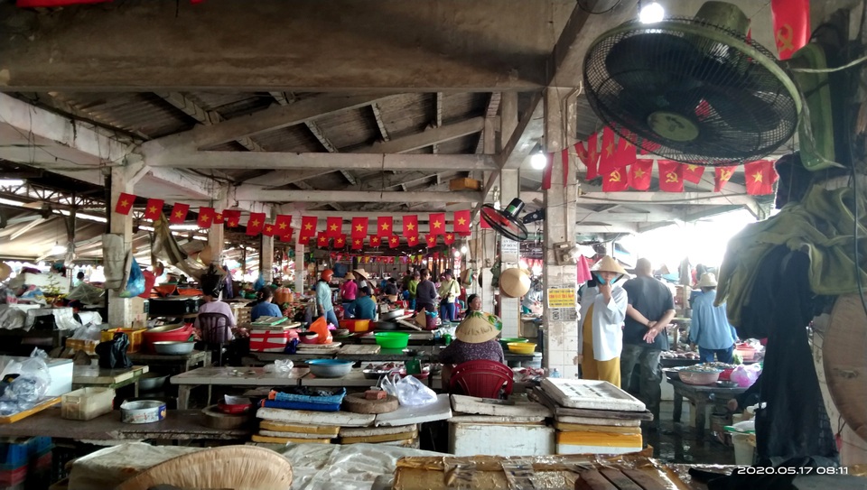 Buôn bán ế ẩm nhiều chủ hàng thịt lợn đành “treo quầy” - 4 Buôn bán ế ẩm nhiều chủ hàng thịt lợn đành “treo quầy” - 4