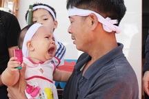 Xót xa cảnh 3 đứa con thơ mất mẹ đúng ngày giỗ ông!