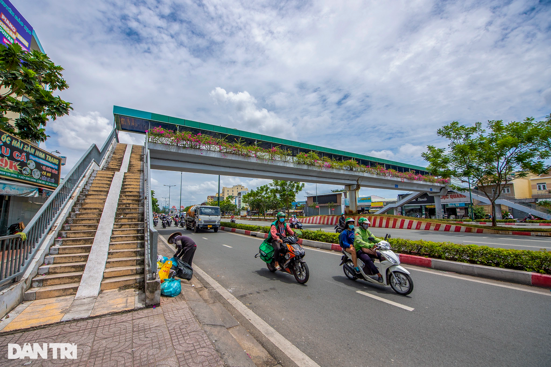 Cảnh đối lập khang trang - nhếch nhác ở các cầu vượt bộ hành tại TPHCM - 11 Cảnh đối lập khang trang - nhếch nhác ở các cầu vượt bộ hành tại TPHCM - 11