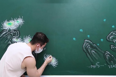 Thầy giáo cơ bắp có tài vẽ tranh bằng phấn