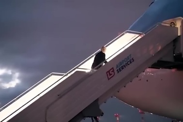 Tổng thống Biden vấp ngã khi lên chuyên cơ