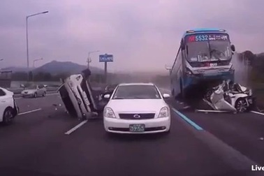 Khoảnh khắc xe buýt gây tai nạn liên hoàn tại Hàn Quốc