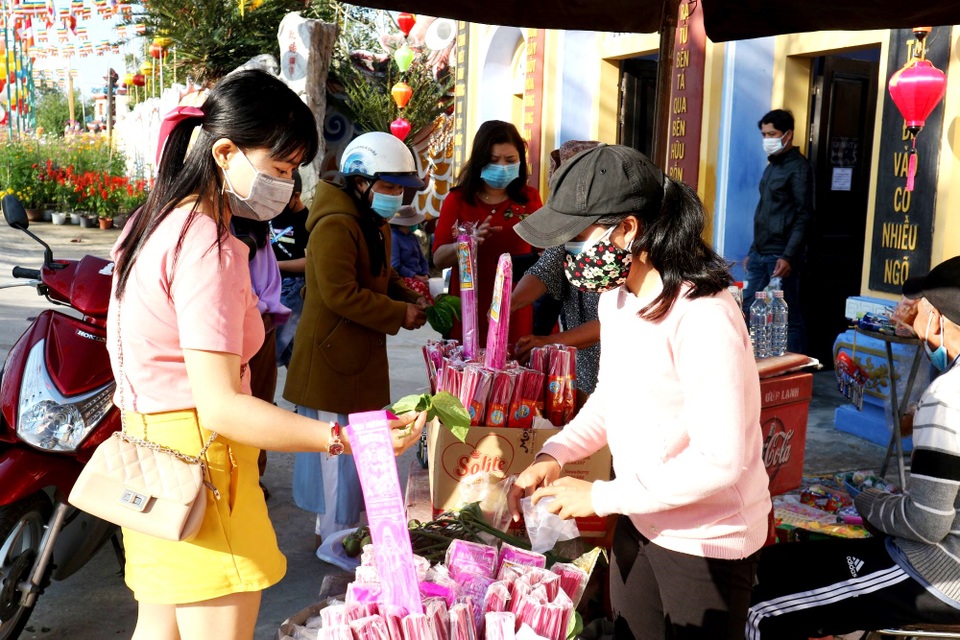 Hoạt động của người dân cả nước sáng ngày đầu năm mới Tân Sửu - 32