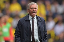 HLV Mourinho tức điên với trọng tài sau thất bại của MU