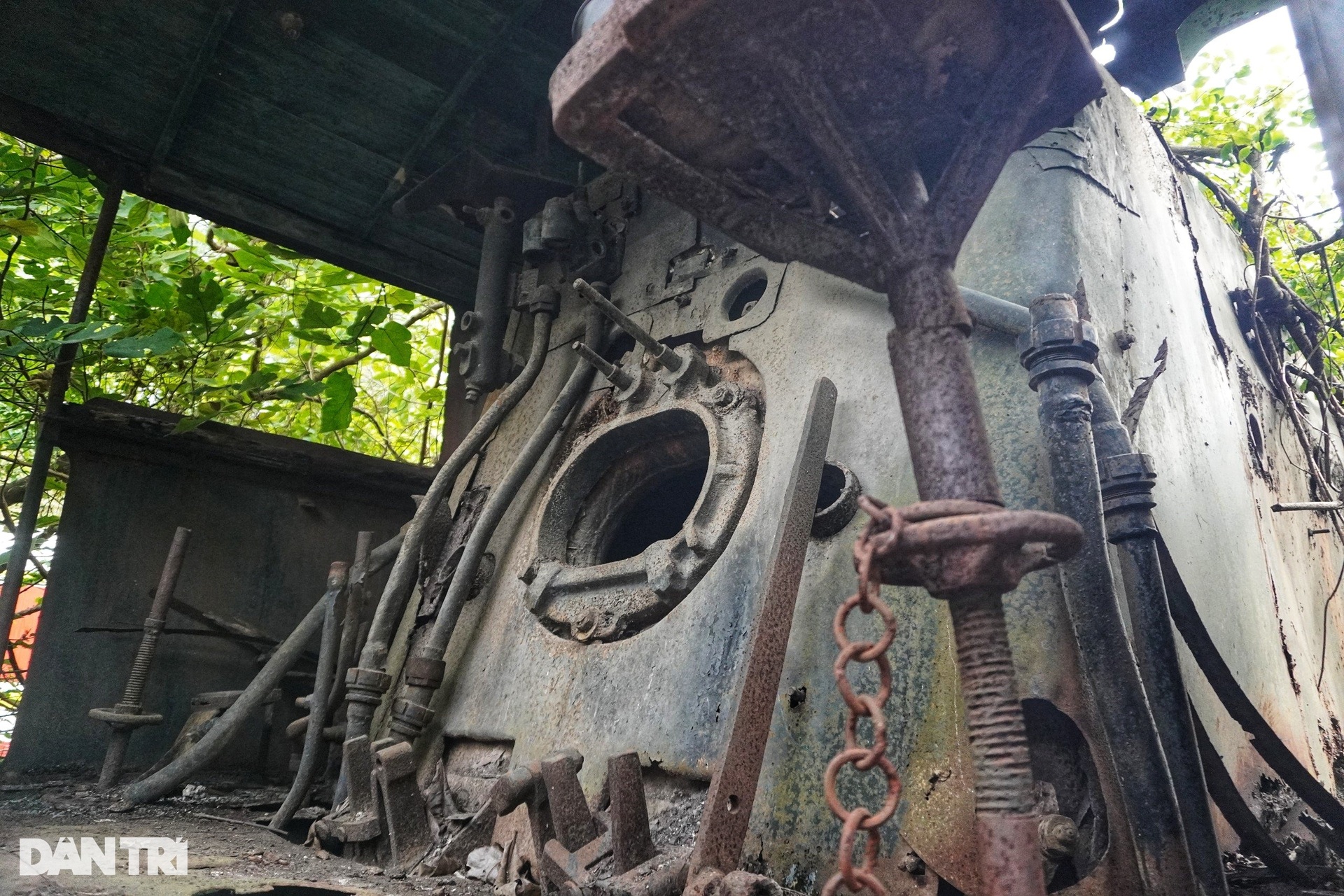 Cận cảnh chiếc tàu hỏa hơi nước bị lãng quên tại Hà Nội - 9 Cận cảnh chiếc tàu hỏa hơi nước bị lãng quên tại Hà Nội - 9