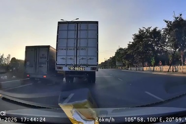 Xe tải to chèn ép, quyết không cho xe tải nhỏ chuyển làn trên quốc lộ