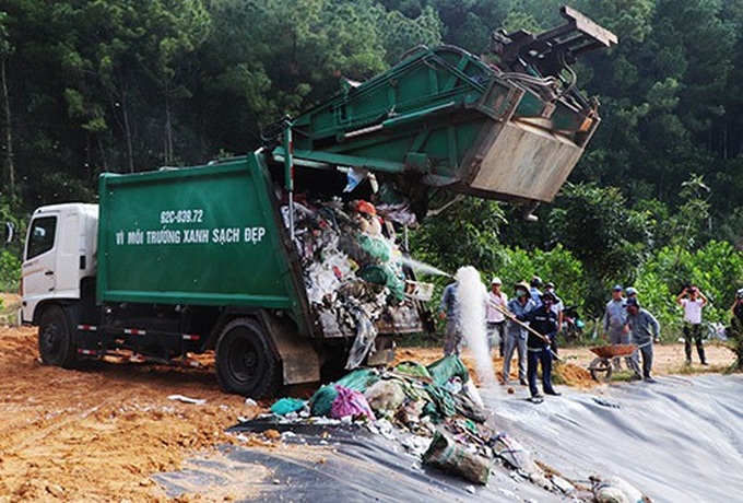 Xe chở rác đã vào được khu xử lý sau 3 tháng bị 'phong tỏa' - Ảnh 2. Xe chở rác đã vào được khu xử lý sau 3 tháng bị 'phong tỏa' - Ảnh 2.