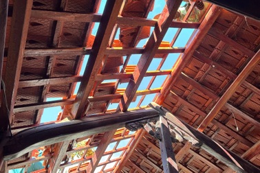 Lốc xoáy trong đêm bão Kalmaegi "thổi bay" mái hàng chục nhà dân