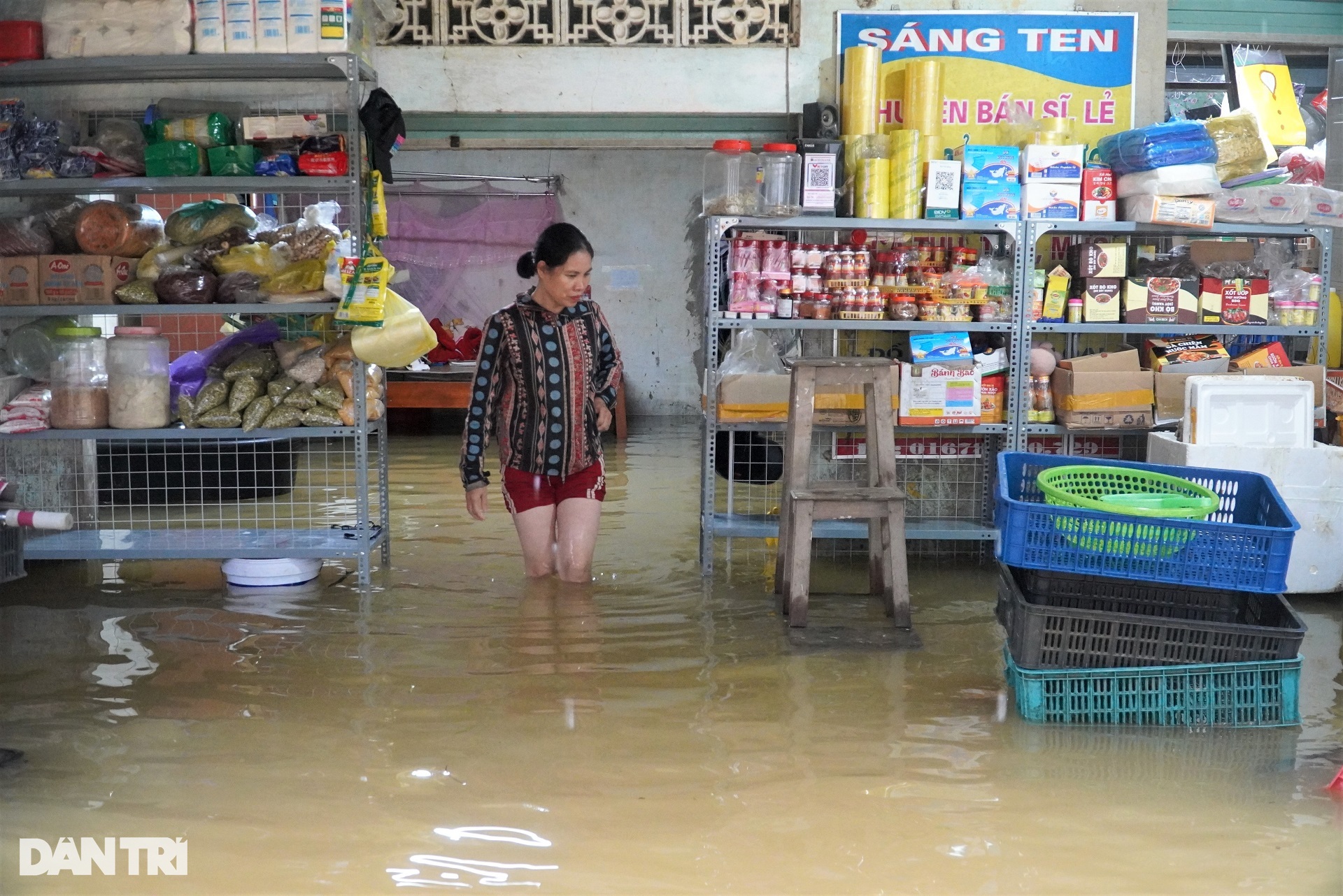 View - Nơi người dân trắng đêm canh nước, chạy lũ 2 lần trong 4 ngày | Báo Dân trí