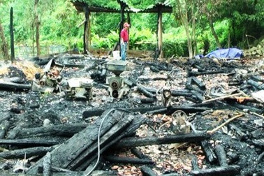 Cháy nhà sàn 5 gian, cả gia đình phá vách chạy thoát