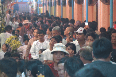 Hàng vạn người dân chen chân tham gia Hội yến Diêu Trì Cung ở Tây Ninh