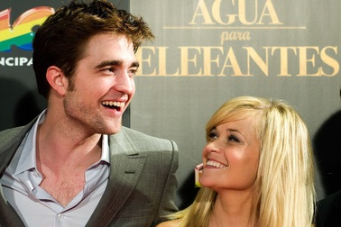 Reese Witherspoon “tình tứ” bên Robert Pattinson