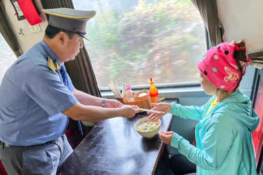 Hành trình đặc biệt từ Nam ra Bắc của người phụ nữ trốn vé tàu