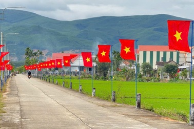 Cơ quan, khu dân cư treo cờ Tổ quốc dịp công bố sáp nhập tỉnh